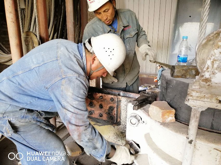 明珠電冶公司利用外界停電時間對設(shè)備進行內(nèi)部檢修