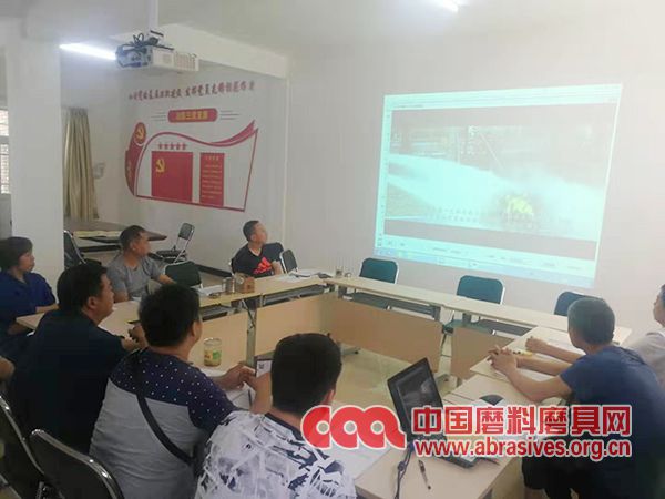 明珠電冶三分廠開展四季度安全生產(chǎn)班組會(huì)