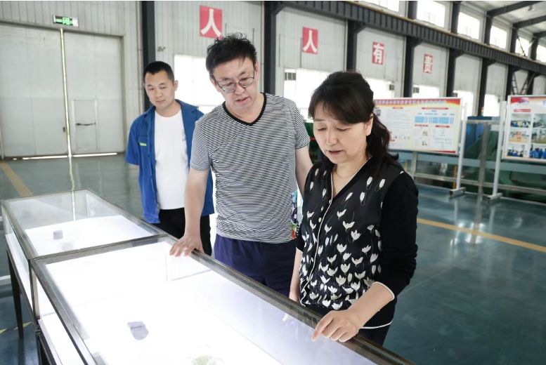 吉林大學(xué)超硬材料國家重點實驗室主任劉冰冰到鄭州華晶公司參觀交流